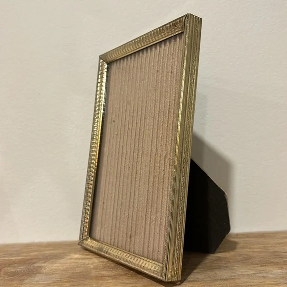 Two 5x7 inch vintage gold frames - Picture 3 of 9